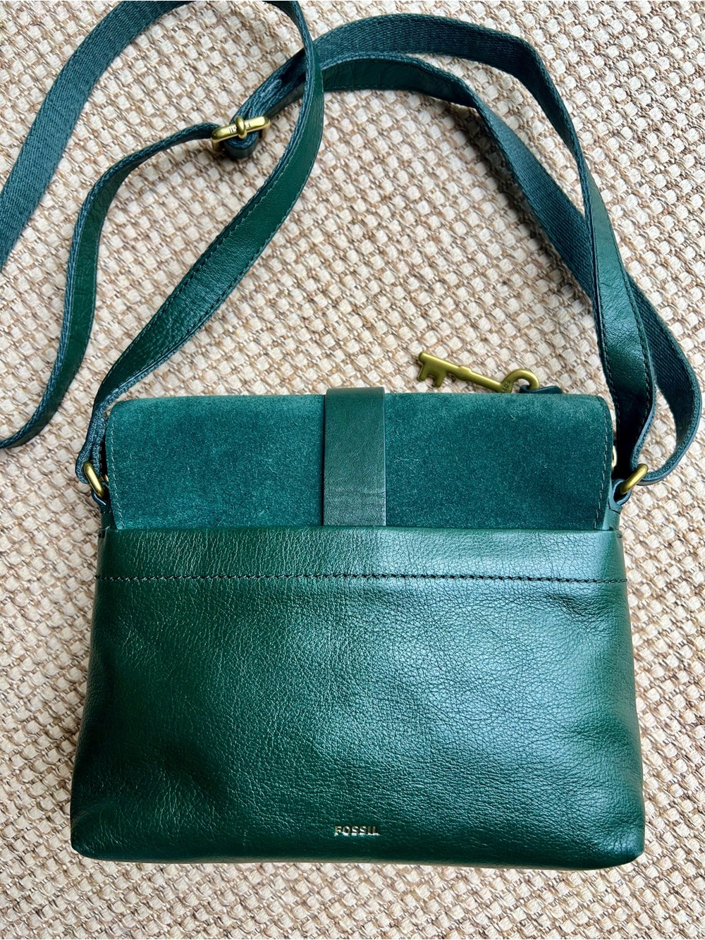 💚 Fossil Green Leather Suede Flap Crossbody Bag Brass Key Charm Adjustable Strap - Picture 2 of 10